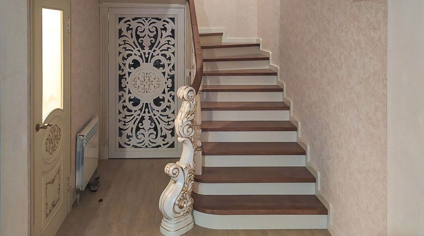 Лестница с резным столбом