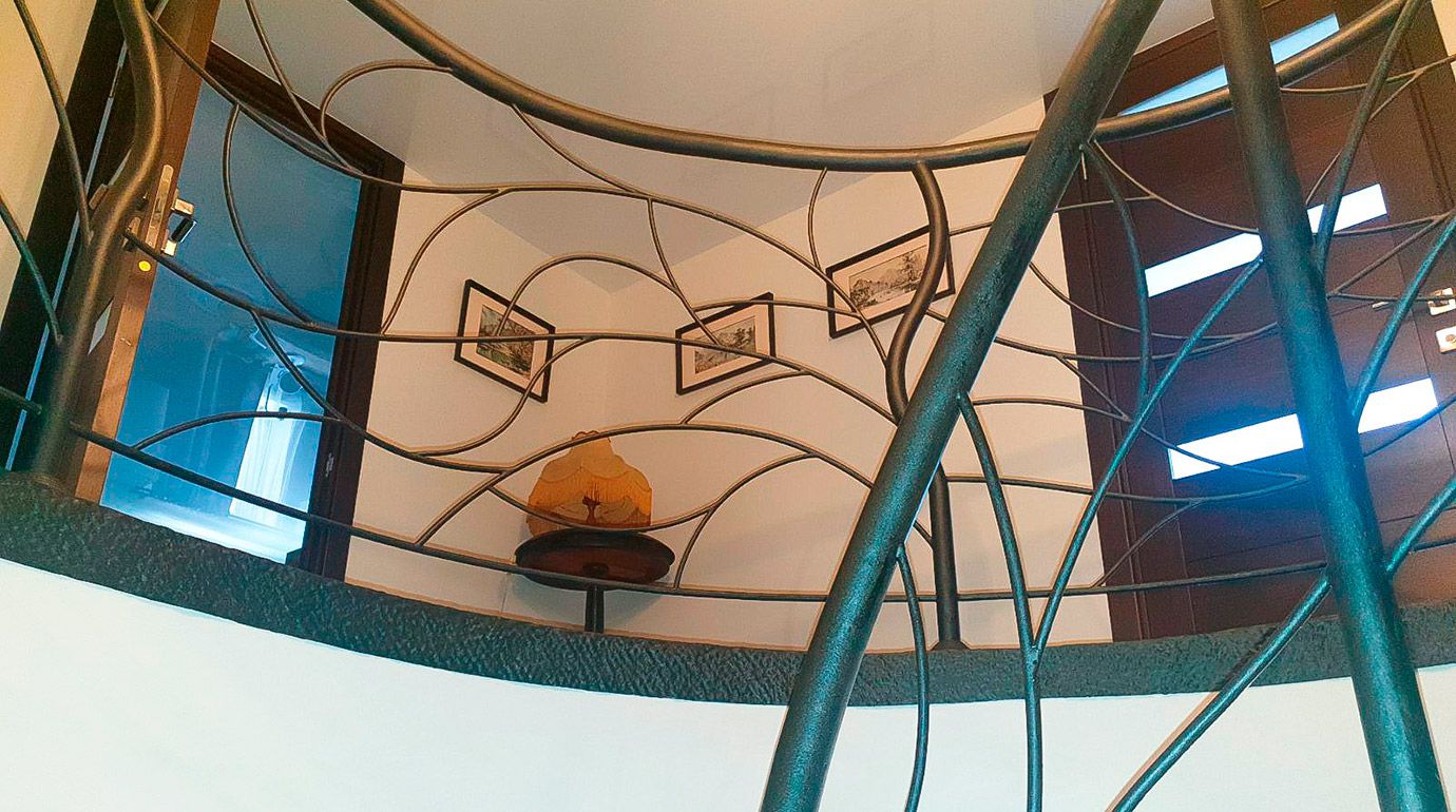 Сходи з кованою огорожею в квартиру