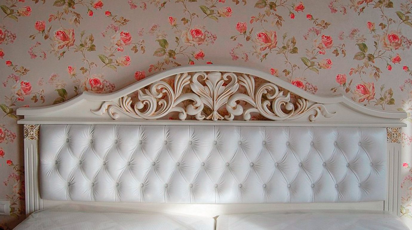 Різьблені меблі в спальню