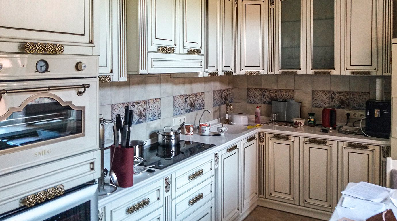 Кухня с резным декором