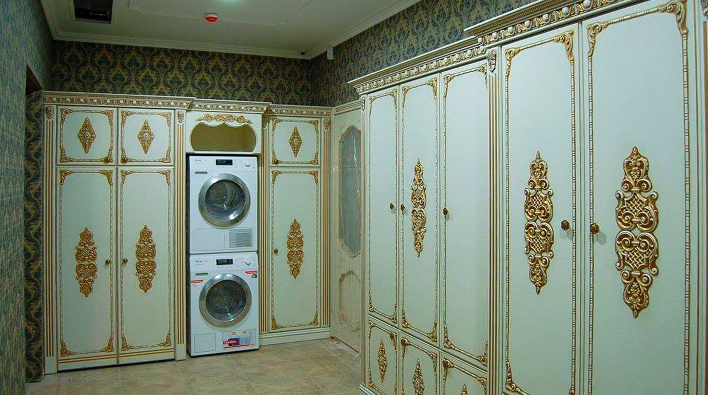 Гардероб і пральня в класичному стилі