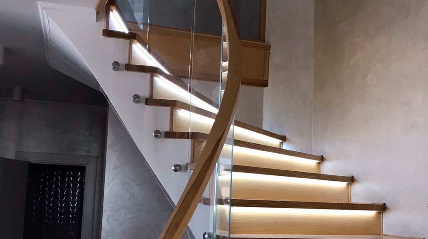Современная лестница со стеклом и подсветкой. Уютный квартал